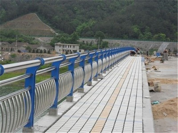 揭阳不锈钢桥梁护栏的特性及其在现代建筑中的应用